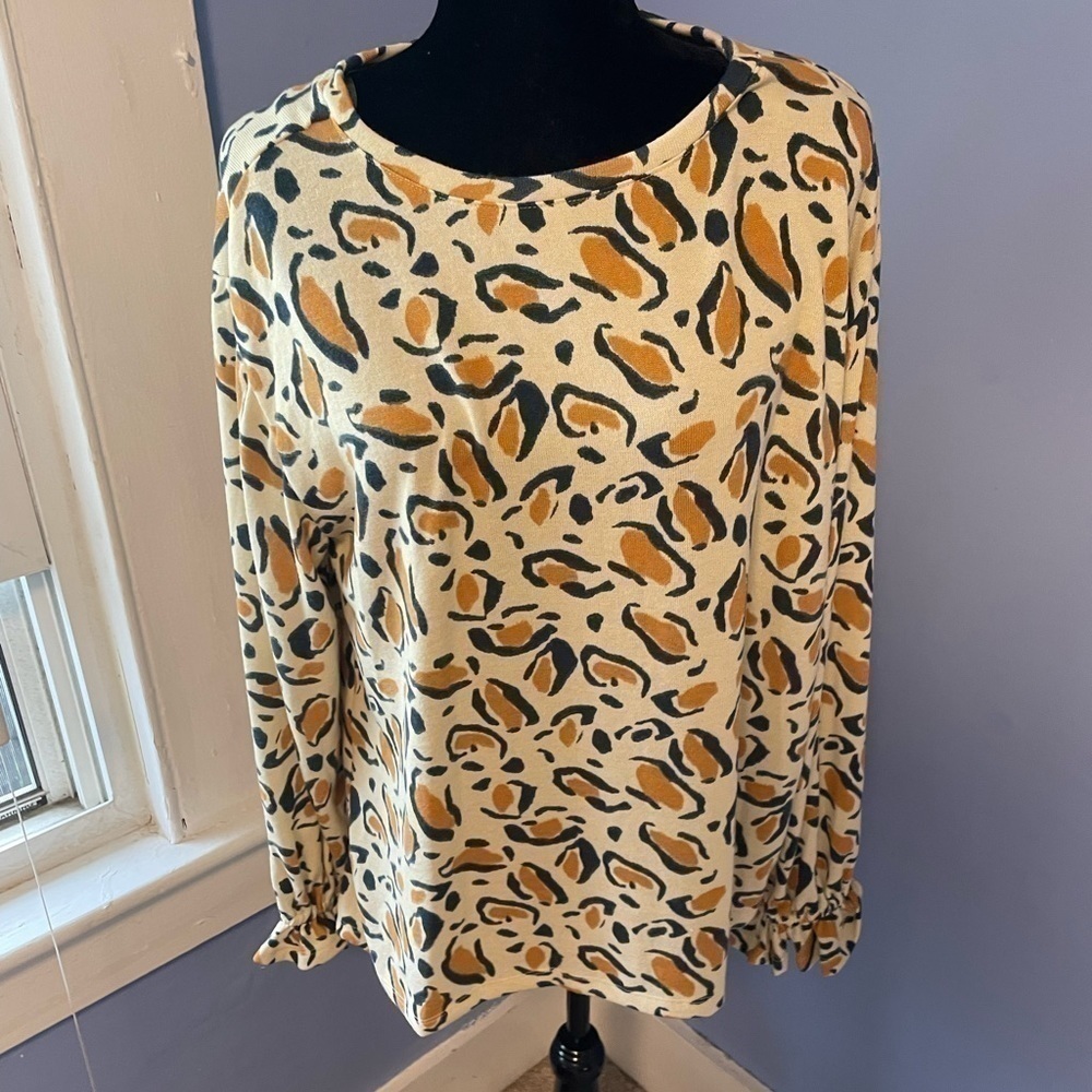 NWT yarn and sea animal print top